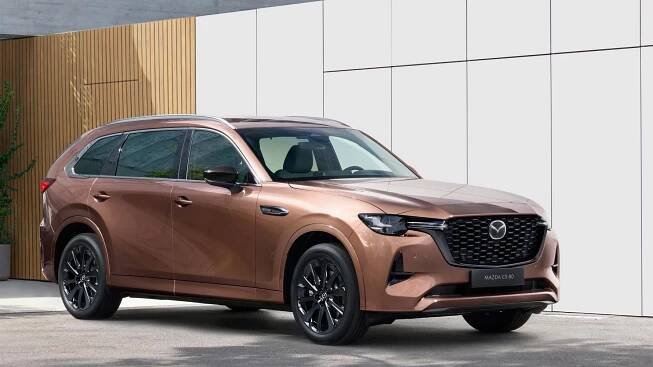 Nová Mazda CX-80 oficiálně: Obří vlajková loď přijíždí s extra praktickým kufrem a poctivými motory