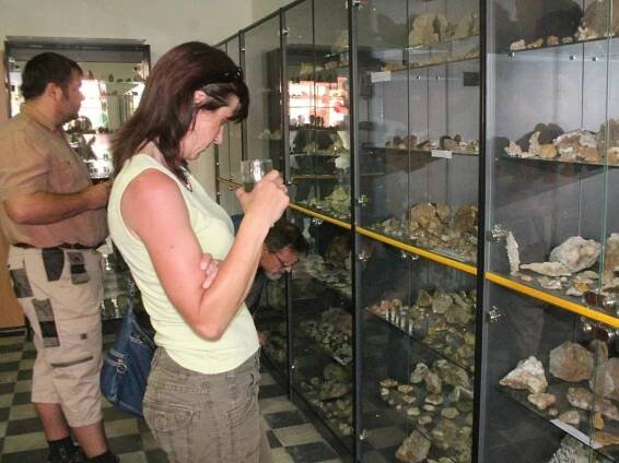 FOTO: Nové muzeum minerálů mají na náměstí ve Velharticích