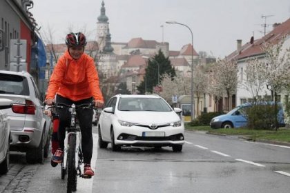 Zruší se povinný odstup řidičů od cyklistů? Experti jsou proti, mají pádný důvod