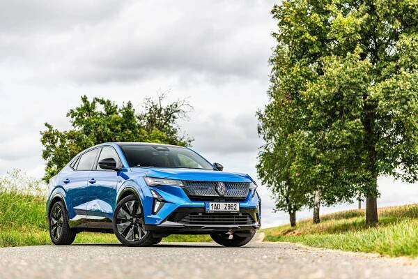 Auto, které klame tělem. Svezli jsme se Renaultem Rafale, novým vrcholem francouzské značky