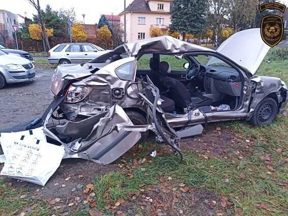 Srážka vlaku a Renaultu na přejezdu v Bystřici pod Hostýnem, dva zranění