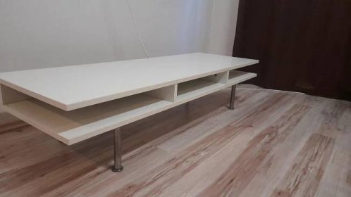 Televizní stolek, bílý lesklý, 140x31x47 cm (ŠxVxH) - Nábytek
