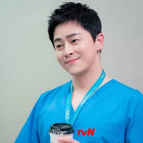 Jo Jung Suk promluvil o své roli ve 2. řadě Hospital Playlist, svých pocitech a přátelství mezi herci - Asianstyle