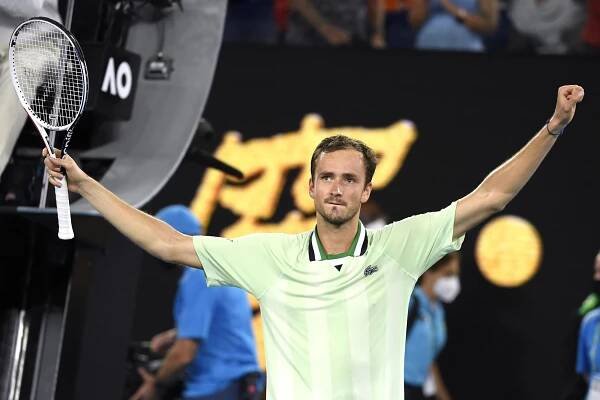 Prohrával o dva sety a odvracel mečbol, přesto je Medvěděv v semifinále Australian Open