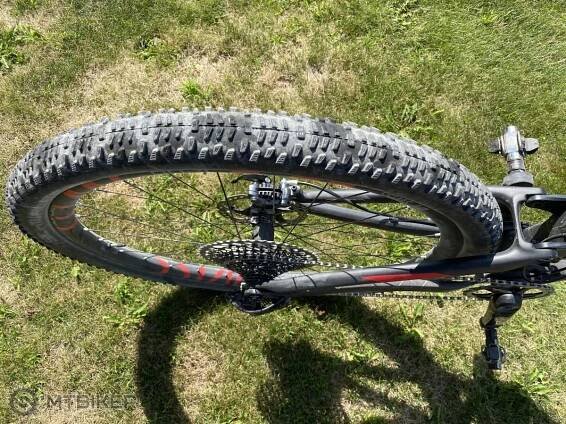 Defekty na hodně jetém MTB plášti jsou znatelné mapami tmelu kolem průpichů. Tmelu už uvnitř mnoho nebude.