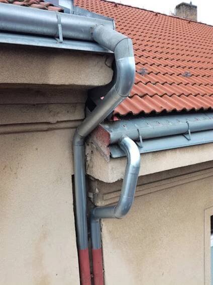 Výměna poškozených okapových svodů