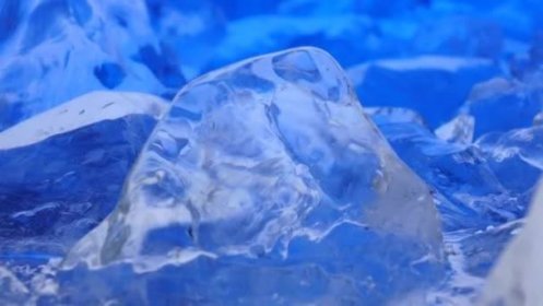 Kousky ledu leží na stole, modré osvětlení krásně leží nad fragmenty. Detailní záběr — Stock video