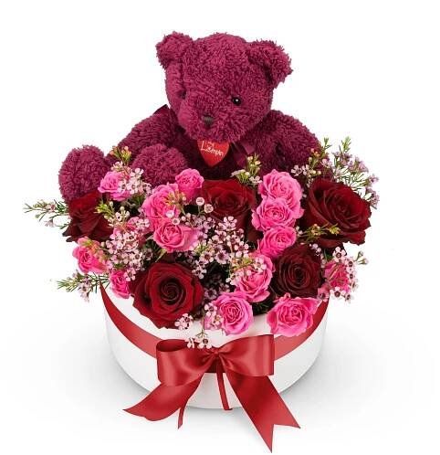 Květinový box Magenta Teddy je plný květů rudých ekvádorských růží, růžových trsových růží, doplněný o jemný růžový wax a krásného plyšového medvěda. BELLESFLEURS.CZ, střední za 1699,- Kč Archiv firem