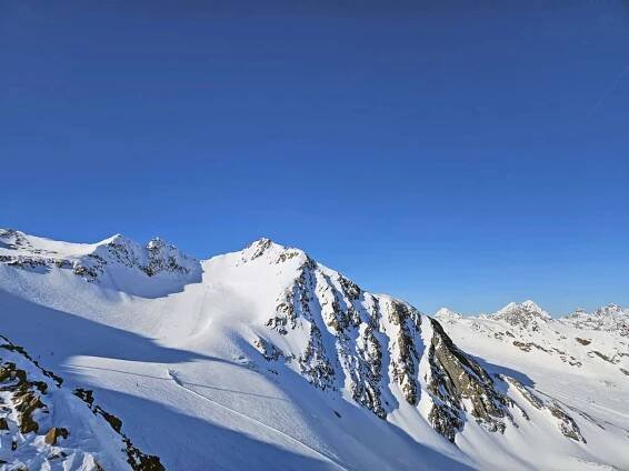 Breite Skipisten am Pitztaler Gletscher in Tirol mit Schneesicherheit von September bis Mai