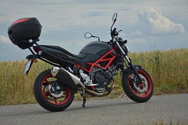 Suzuki SV650: Kolem komína | Auta Pod Lupou