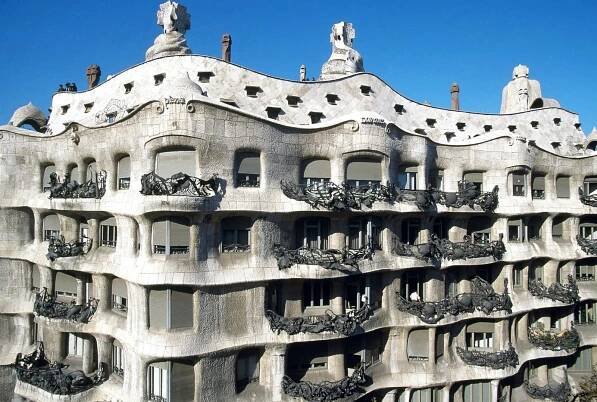 Antonio Gaudí y Cornet: *25.6.1852 – †10.6.1926, španělský architekt a výtvarník