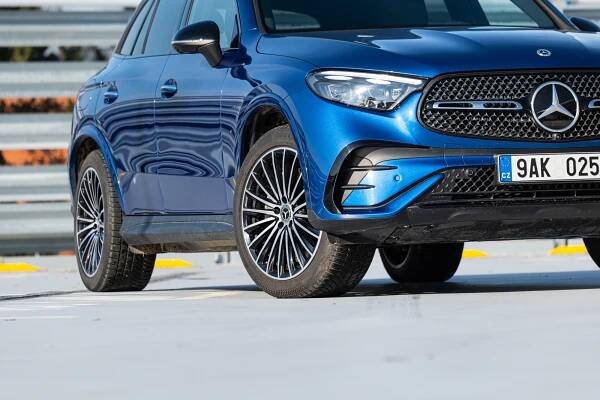 Sen všech cestovatelů: Stovky kilometrů zvládne Mercedes-Benz GLC jako nic