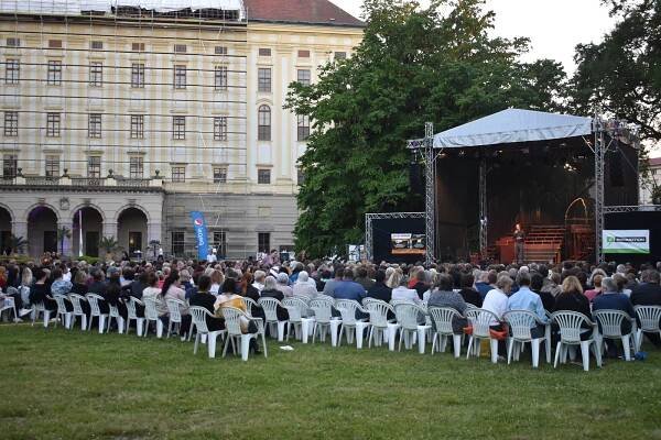 VIDEO: Podzámeckou zahradu rozezněla Noc na Karlštejně