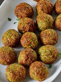 Enjoy this traditional falafel recipe with a twist; Ditch the deep-fryer and turn to your air fryer for these healthier, air fryer falafel with a tender center and crispy outer shell. This recipe is gluten-free, vegan, high-protein, and perfect for meal-prep! #airfryerfalafel #glutenfreefalafel #falafel #veganfalafel #falafelpita #elasrecipes | elavegan.com Air Fryer Recipes Vegetarian, Air Fryer Dinner Recipes, Air Fryer Recipes Healthy, Vegan Dinner Recipes, Vegan Snacks, Veggie Recipes, Falafel Recipe Gluten Free, Falafel Recipe Easy
