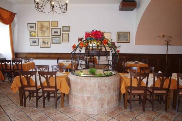 Zámecká restaurace, nám. Svobody 1, Dobříš