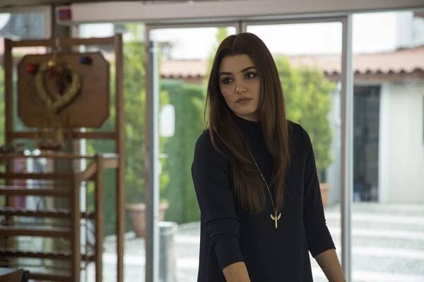 Turecká herečka a modelka Hande Erçelová v telenovele Černá perla