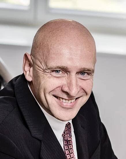 ALUMNI-CZ-AUSTRIA // Vladimír Dzuro: Vyšetřoval jsem válečné zločiny v bývalé Jugoslávii - Vídeňské svobodné listy