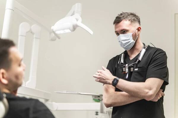 Ambulantní zubní zákroky provádíme ihned jak je to možné, nejpozději do druhého dne.