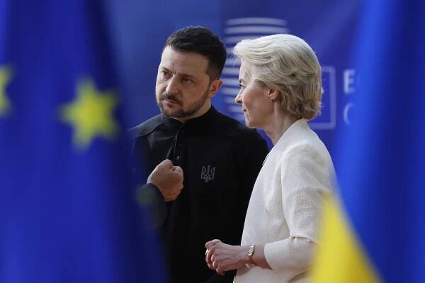 Prezident Ukrajiny Volodymyr Zelenskyj a předsedkyně Evropské komise Ursula von der Leyenová na summitu v Bruselu (6. 3. 2025) 