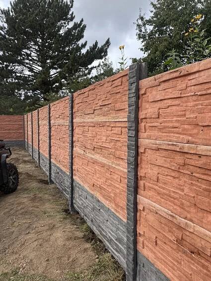 Betonový plot štípaný kámen barvený