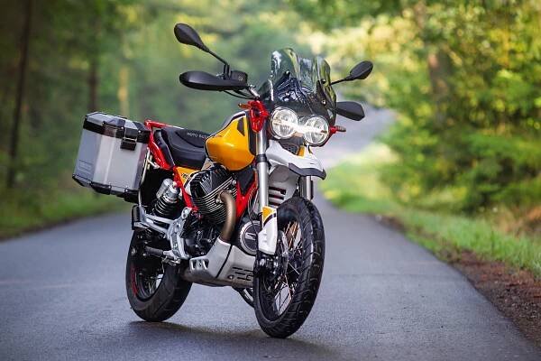Univerzální a stylové enduro, které vás vyveze stejně dobře do hor jako na kafe. Vyzkoušeli jsme nejnovější Moto Guzzi!