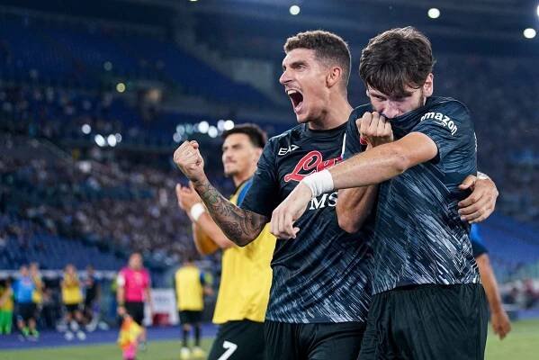 Neapol nehraje italský fotbal, říká trenér Frankfurtu. Zápas sledujte na Nova Sport