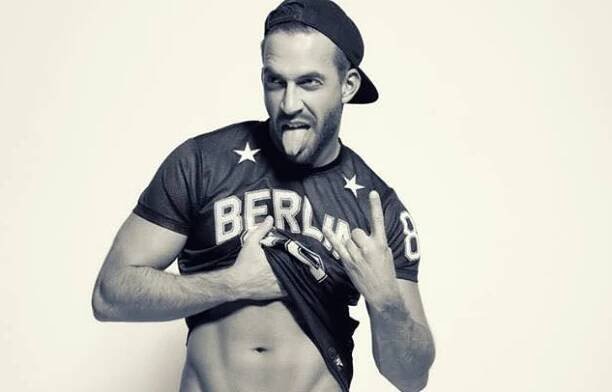 Český "IT BOY" Tomáš Arsov nám prozradil, jak to dělá, že má na Instagramu dav sledujících. K tomu pro vás přidal vlastní sexy fotomateriál! Podívejte se na tělo jednoho z nejvíc „HOT“ českých gayů současnosti!