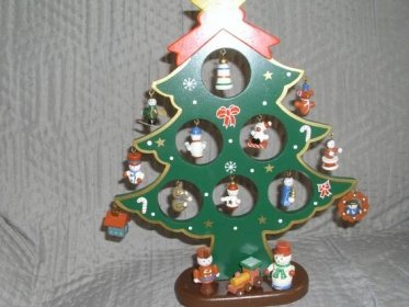 Vánoční dekorace  -  dřevěný stromek s krušnohorskými figurkami - Starožitnosti a umění