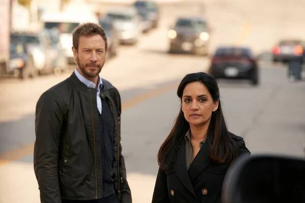 Osudové cesty - Jděte po trati - Z filmu - Kris Holden-Ried, Archie Panjabi