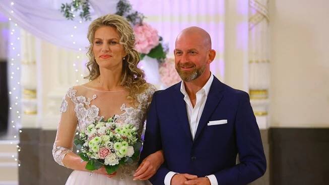Je jim přes 40 a poprvé se viděli až před oltářem. Podívejte se na další pár ze svatební reality show