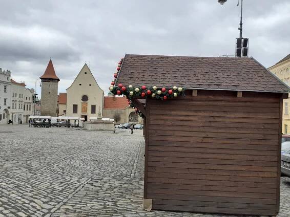 Vánoce ve Znojmě. Centrum má stromy, přibývá adventní výzdoba v ulicích