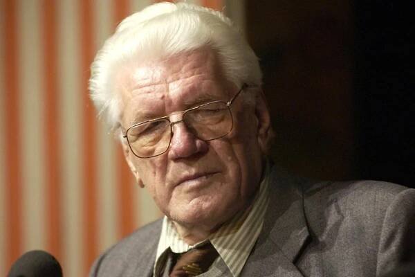 Herec Jaroslav Moučka zavrhl svého bratra. Ten byl estébácký vyšetřoval, vězně vyslýchal i 40 dní v kuse