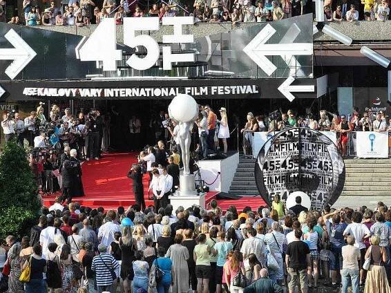Slavnostní zahájení 45. ročníku Mezinárodního filmového festivalu v Karlových Varech. Příjezd festivalových hostů k hotelu Thermal