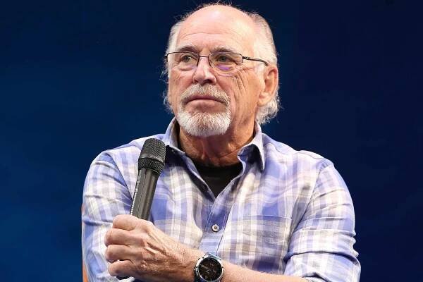 Jimmy Buffett Hospitalized for 'Issues' Needing 'Immediate Attention': 'Growing Old Is Not for Sissies'
