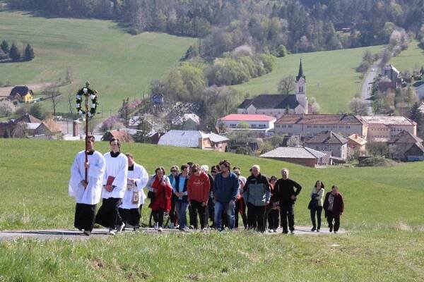 Průvod do polí Vidče 21. 4. 2019 - Farnost Zubří