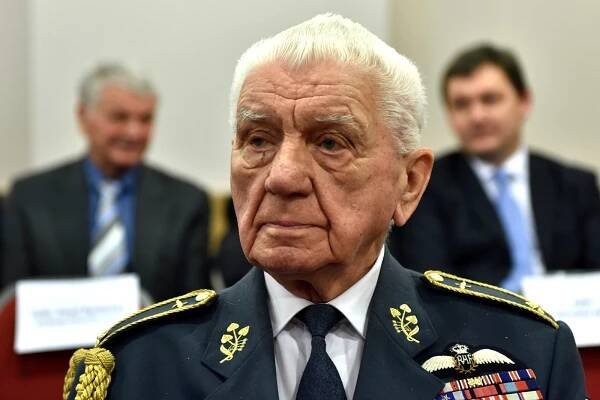 Prezident jmenoval 15 generálů včetně letce Emila Bočka. Šéfa BIS Koudelku opět vynechal