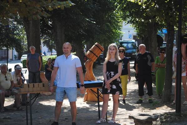 Dačická řežba skončila. Výtvarníci předali sochy a přes třicet tisíc pro školu