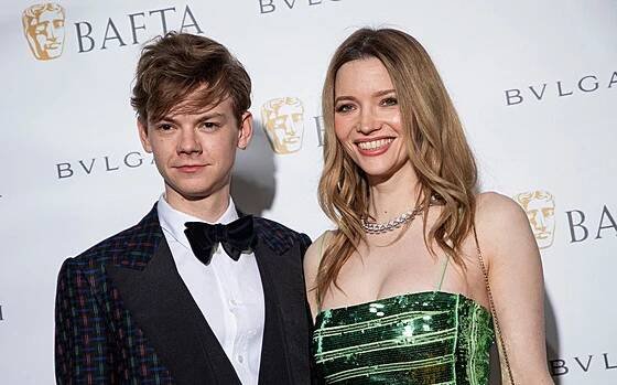 Fotogalerie: Thomas Brodie-Sangster a Talulah Riley (Londýn, 11. března 2022)