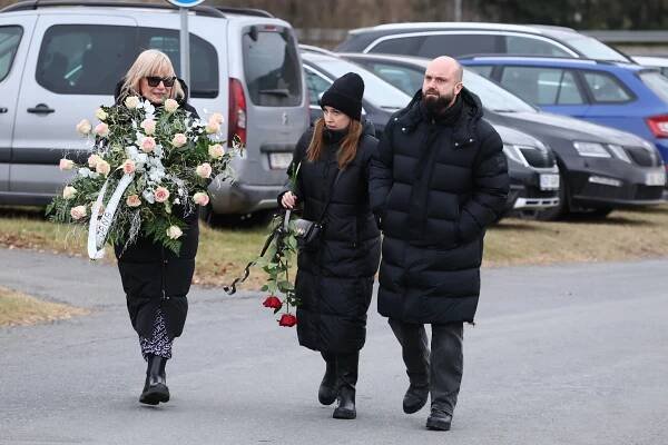 S Helenou Zeťovou (†44) se kromě rodiny loučili i Tereza Kerndlová, Milan Baroš a Leoš Mareš. Smutek v očích a bílé růže