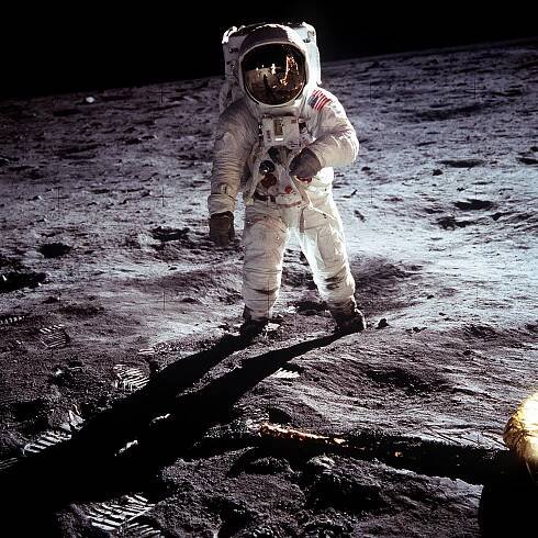 Astronaut Buzz Aldrin na Měsíci (foto z... | iROZHLAS - spolehlivé zprávy