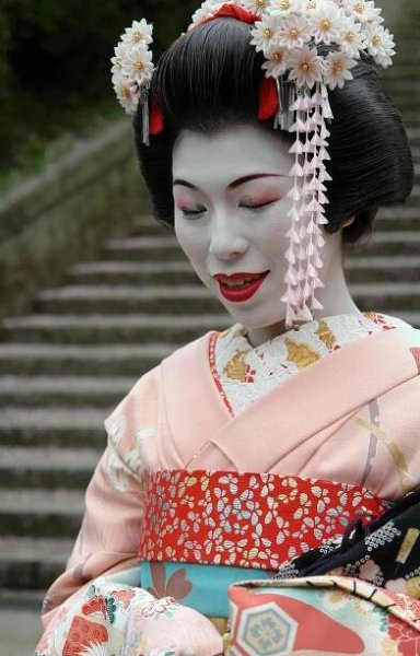 bezplatná Elegantní gejša v Kjótu v tradičním kimonu a účesu, představující japonskou kulturu. Základová fotografie