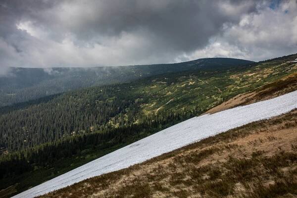 Na Mapě republiky v Krkonoších zůstává osm metrů sněhu, měří ho dronem