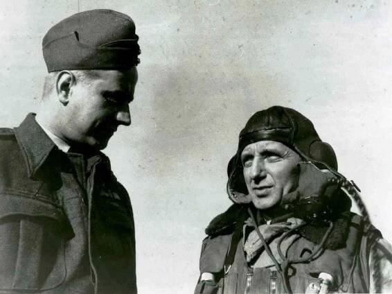Tehdy ještě podplukovník Karel Mareš (vpravo), velitel 311. perutě, před startem za druhé světové války v Anglii.