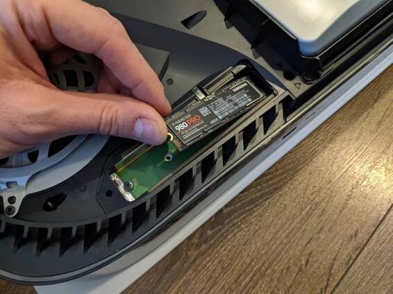 Do PS5 budeme môcť už čoskoro vkladať vlastné SSD disky [CzechGamer]