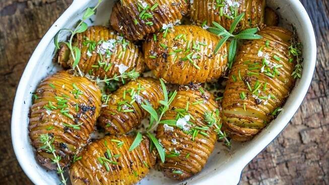 Skromná surovina v geniální úpravě. Česnekové brambory hasselback