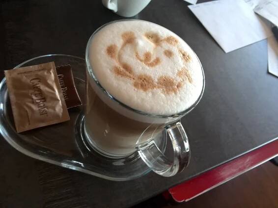 Frappé a domácí jablečný štrúdl se zmrzlinou pro dva