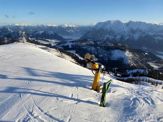 Snow production on the black Mitterstein slope 