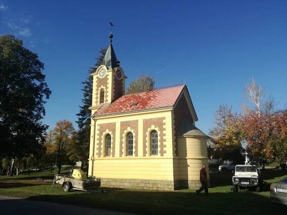 Kaple - čištění střechy a nátěr klempířských prvků