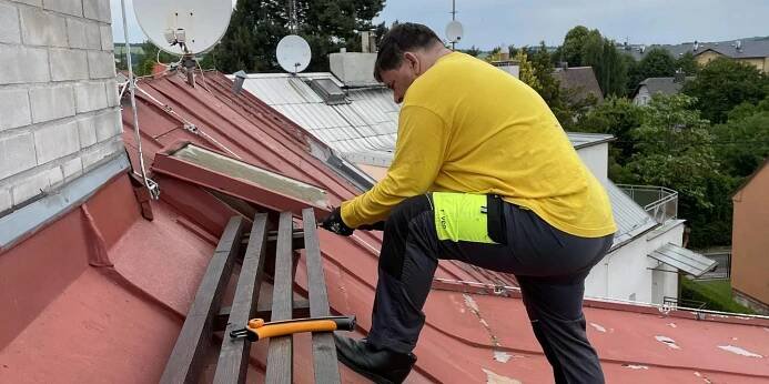 Barva na střechu, která vydrží: Nátěr střechy snadno a rychle