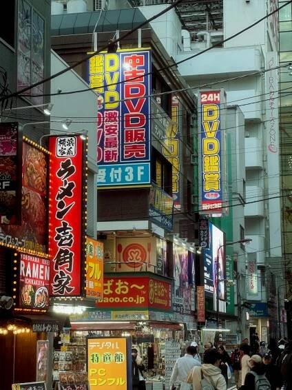 bezplatná Pulzující Ulice Akihabara, Tokio, Japonsko V Noci Základová fotografie